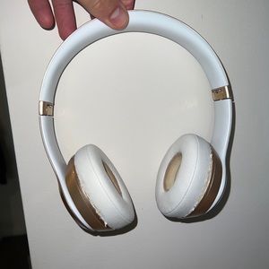 Wireless Power Beats with Noise Canceling (GOLD)